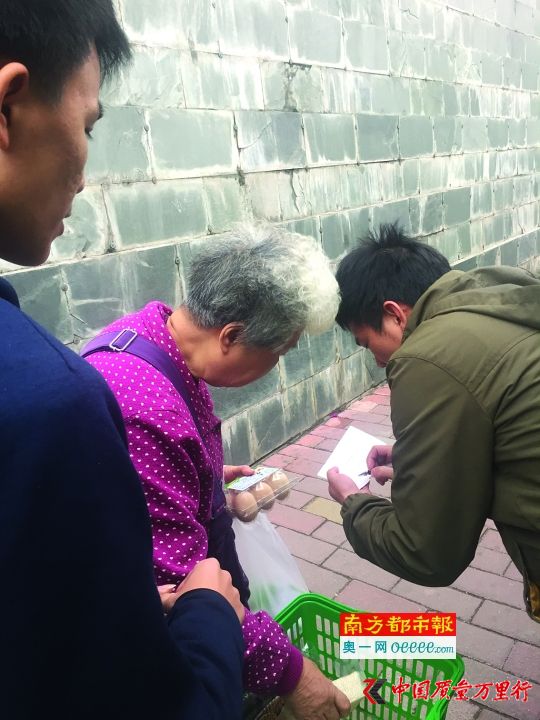 在街頭攬客時,有老人上前詢問,經(jīng)理會上前登記老人信息并派發(fā)團(tuán)購券。