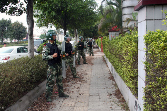 特戰(zhàn)隊(duì)官兵外圍封控 圖片來源:人民武警報