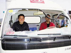 東風(fēng)小霸王新貨車(chē)行駛中玻璃離奇破裂