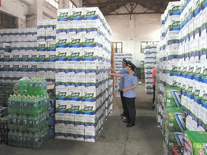 八萬(wàn)余瓶青啤改換日期充新品過(guò)期商品流入市場(chǎng)