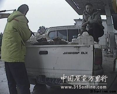 中石油員工在往23個(gè)塑料大桶內(nèi)加油。 中石油員工在往23個(gè)塑料大桶內(nèi)加油。