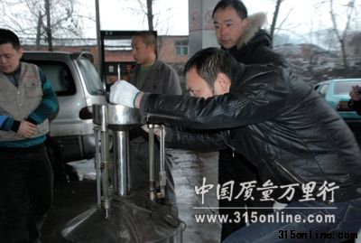 計(jì)量所工作人員現(xiàn)場測量。 計(jì)量所工作人員現(xiàn)場測量。