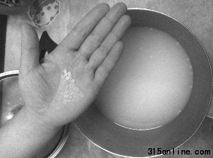 淘米的過(guò)程中,有些塑料顆粒漂浮在水面上 快報(bào)記者 李彥 攝