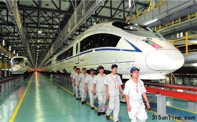 近日,中國北車唐車公司駐上海動車所售后服務(wù)站工作人員準備檢查入庫車輛。新華社發(fā)