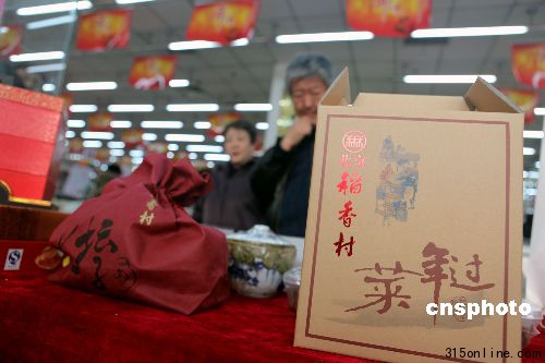 點(diǎn)圖查看下一頁(yè) 一周圍觀:光明牛奶生蛆耐克產(chǎn)品“中外有別”(6)