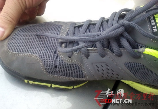 網(wǎng)友胡先生購(gòu)買的兩雙耐克鞋穿半年就出現(xiàn)“斷面”和“脫膠”。