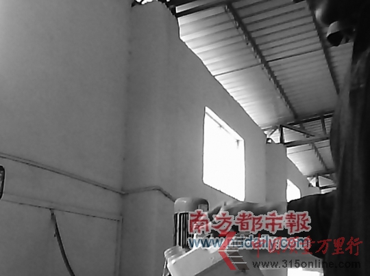 負責(zé)調(diào)油的小老板手里握著的便是花生油香精。 負責(zé)調(diào)油的小老板手里握著的便是花生油香精。