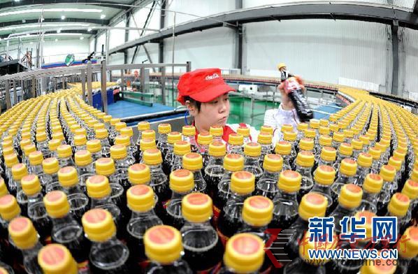 面對山西省質(zhì)監(jiān)局的一紙認定,可口可樂表現(xiàn)的態(tài)度卻差強人意,一邊致歉,一邊仍堅稱其產(chǎn)品安全,拒不召回 面對山西省質(zhì)監(jiān)局的一紙認定,可口可樂表現(xiàn)的態(tài)度卻差強人意,一邊致歉,一邊仍堅稱其產(chǎn)品安全,拒不召回
