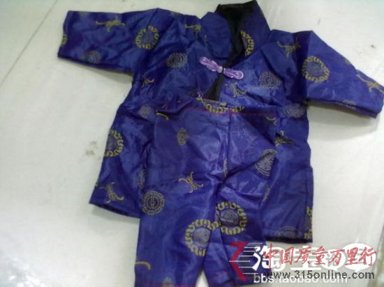 因?yàn)橐粋(gè)差評(píng),買(mǎi)家就收到了一件壽衣。 CFP圖片