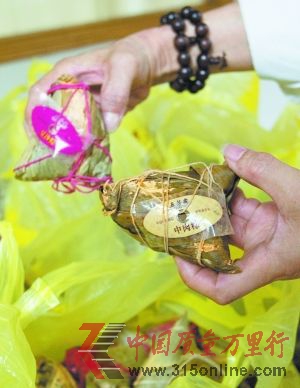 6月14日,投訴者拿著發(fā)霉的粽子。早報記者 孫湛 圖 6月14日,投訴者拿著發(fā)霉的粽子。早報記者 孫湛 圖