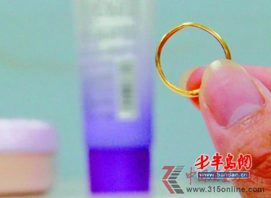 化妝品中含汞,可能是導(dǎo)致金戒指出現(xiàn)白斑的原因。 化妝品中含汞,可能是導(dǎo)致金戒指出現(xiàn)白斑的原因。