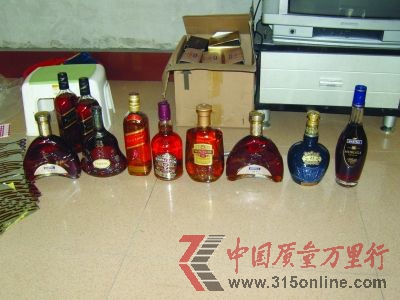 被查獲的各種假酒。轉(zhuǎn)自揚(yáng)子晚報