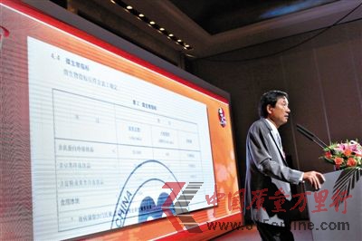 昨日,百勝中國事業(yè)部主席蘇敬軾在北京就子公司肯德基被曝“冰塊比馬桶水臟”做出回應(yīng),稱按國家標(biāo)準(zhǔn),菌落總數(shù)是指示性的,用作參考。新京報記者 侯少卿 攝